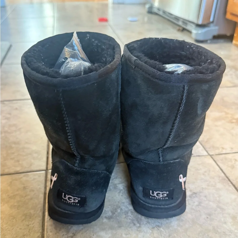 UGG Classic Short II Boot Women, Size 9 Black Breast Cancer Awareness Ribbons - Picture 6 of 6